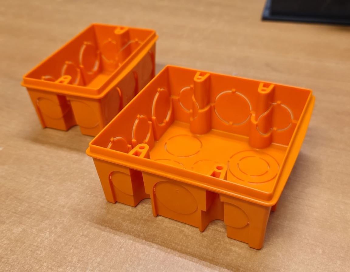 Cajas plásticas naranja